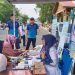 Petugas Jasa Raharja Muara Bungo melakukan pemeriksaan kesehatan gratis bagi masyarakat dalam program Mobile Unit Keselamatan Lalu Lintas (MUKL) yang digelar di area Car Free Day, Muara Bungo, Agustus 2025. (Dok. Humas JR)