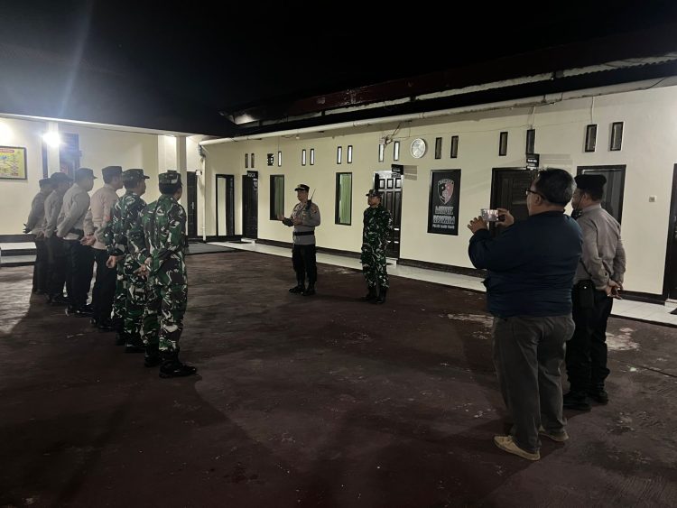 Kapolsek Jambi Timur memimpin apel konsolidasi sebelum pelaksanaan patroli gabungan bersama Koramil 415-11 untuk menjaga kamtibmas di wilayah Jambi Timur, Senin (1/9/2025) malam. (Dok,.Nahar)