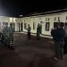 Kapolsek Jambi Timur memimpin apel konsolidasi sebelum pelaksanaan patroli gabungan bersama Koramil 415-11 untuk menjaga kamtibmas di wilayah Jambi Timur, Senin (1/9/2025) malam. (Dok,.Nahar)
