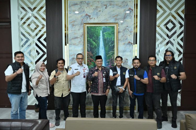 Ketua PWI Kota Jambi Irwansyah bersama jajaran pengurus bersilaturahmi dengan Wali Kota Jambi, Dr. dr. H. Maulana, M.K.M., Rabu (3/9/2025). (Dok. Stepanus)