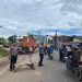 Personel Satlantas Polresta Jambi membagikan segitiga pengaman kepada sopir truk di Jalan Lingkar Kota Jambi, Selasa (2/9/2025) (Dok. Nahar)