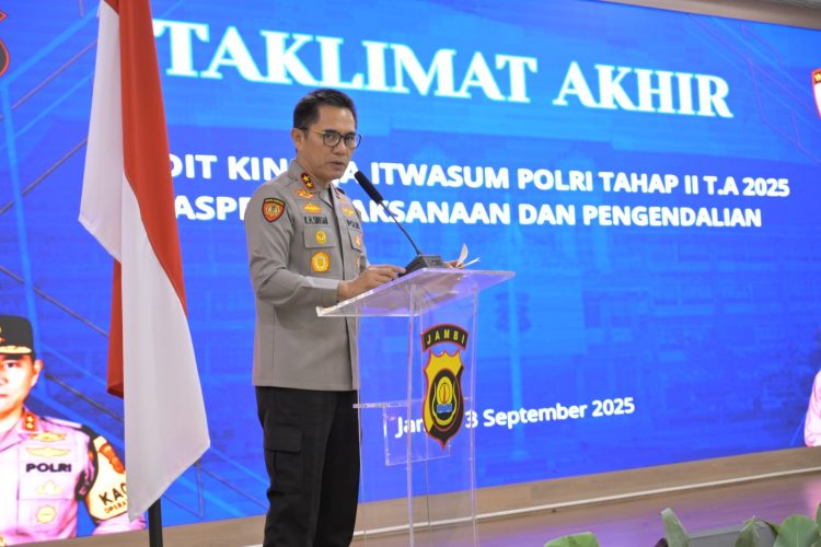Kapolda Jambi Irjen Pol Krisno Halomoan Siregar memberikan sambutan pada Taklimat Akhir Audit Kinerja Itwasum Polri Tahap II Tahun Anggaran 2025 di Gedung Siginjai Mapolda Jambi, Rabu (3/9/2025). (Dok. Nahar)