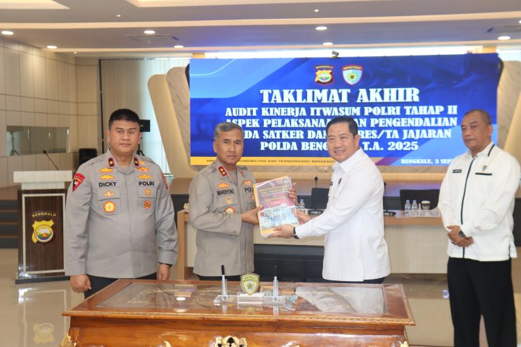 Kapolda Bengkulu Irjen Pol. Mardiyono menerima laporan hasil audit kinerja Itwasum Polri Tahap II. di Polda Bengkulu, Rabu (3/9/2025). (Dok. Yola)
