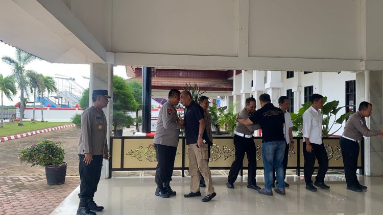 Momen Kapolda Bengkulu Irjen Pol Mardiyono bersama jajaran mengantar Tim Audit Itwasum Polri di Bandara Fatmawati Rabu (3/9/2025). (Dok. Yola)