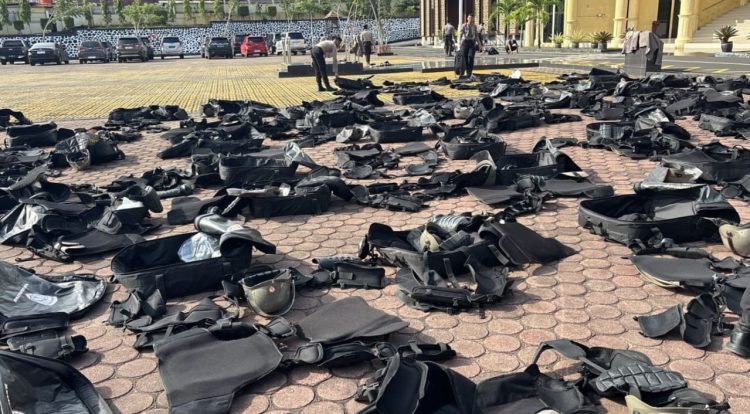 Peralatan Dalmas dijemur usai dilakukan pembersihan massal oleh Dit Samapta. (Dok. Yola)