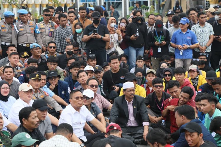 Kapolda Bengkulu Irjen Pol. Mardiyono, S.I.K., M.Si., bersama Wakapolda Brigjen Pol. Dicky Sondani, Danrem, dan sejumlah anggota DPRD turun langsung memantau jalannya aksi di depan Kantor DPRD Provinsi Bengkulu, Selasa (2/9/2025). (Dok. Yola)