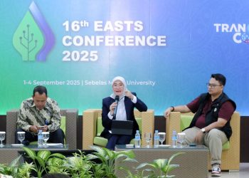 Plt. Dirut Jasa Raharja Dewi Aryani Suzana (tengah) memaparkan strategi sosialisasi program keselamatan nasional dalam FGD bertema “Strategi Implementasi Sistem Manajemen Keselamatan Perusahaan Angkutan Umum Menuju Transportasi Berkeselamatan” di sela 16th EASTS Conference 2025 di Universitas Sebelas Maret, Surakarta, Selasa (2/9/2025). (Dok. Humas JR Jambi)