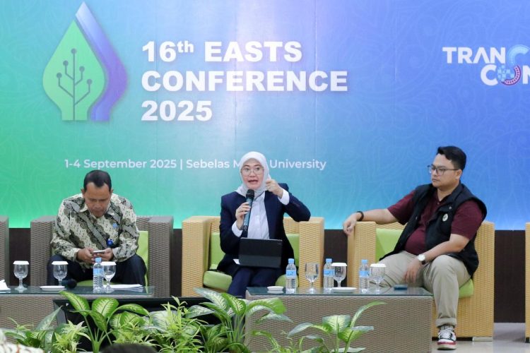 Plt. Dirut Jasa Raharja Dewi Aryani Suzana (tengah) memaparkan strategi sosialisasi program keselamatan nasional dalam FGD bertema “Strategi Implementasi Sistem Manajemen Keselamatan Perusahaan Angkutan Umum Menuju Transportasi Berkeselamatan” di sela 16th EASTS Conference 2025 di Universitas Sebelas Maret, Surakarta, Selasa (2/9/2025). (Dok. Humas JR Jambi)