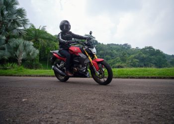 Ilustrasi Seorang pengendara motor menggunakan perlengkapan lengkap saat berkendara di jalan raya (Dok. Sinsen)