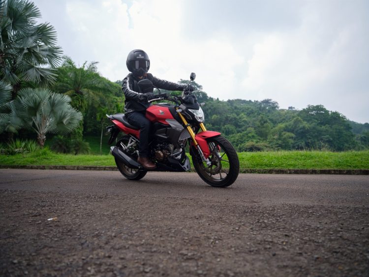 Ilustrasi Seorang pengendara motor menggunakan perlengkapan lengkap saat berkendara di jalan raya (Dok. Sinsen)