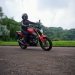 Ilustrasi Seorang pengendara motor menggunakan perlengkapan lengkap saat berkendara di jalan raya (Dok. Sinsen)
