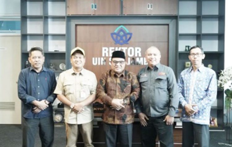 Rektor UIN STS Jambi Prof. Dr. Kasful Anwar bersama jajaran dan perwakilan PetroChina International Jabung Ltd berfoto usai membahas rencana kolaborasi riset dan program CSR, Kamis (4/9/2025). (Dok.Daus)