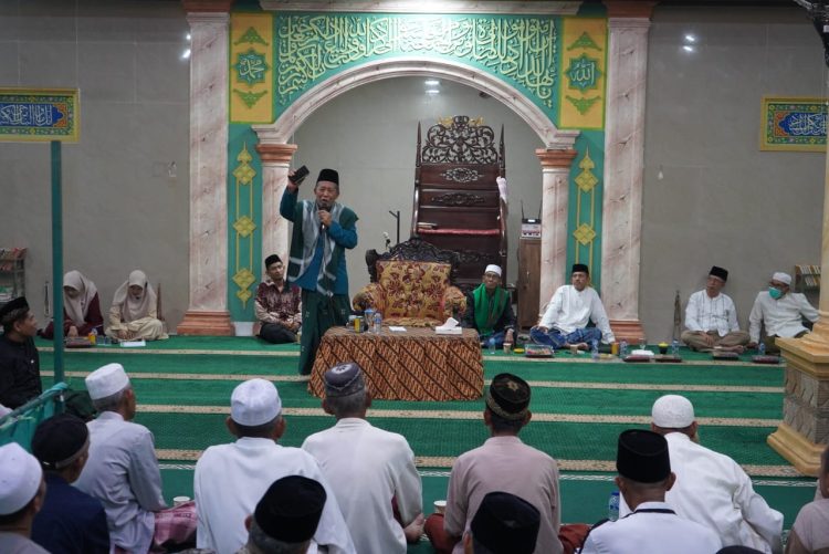 Wakil Gubernur Jambi Abdullah Sani menyampaikan tausiah pada peringatan Maulid Nabi Muhammad SAW 1447 H/2025 M di Masjid Baiturrahman, Desa Kunangan, Kecamatan Taman Rajo, Kabupaten Muaro Jambi, Kamis (4/9/2025) malam. (Dok. Erit - Kominfo)