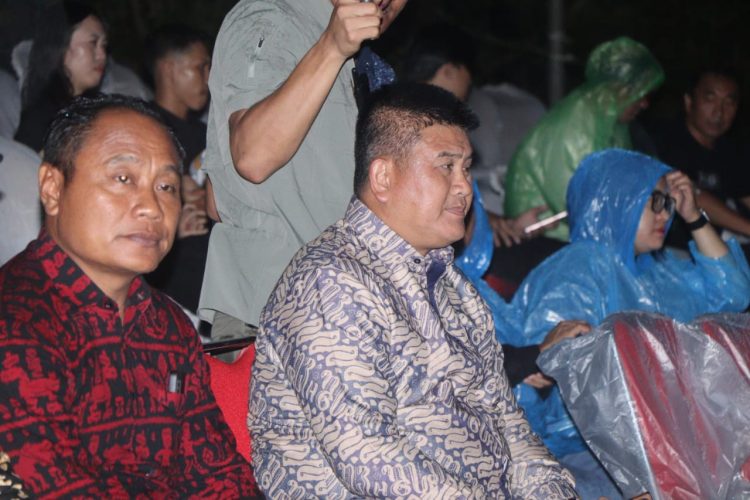 Wakapolda Bengkulu Brigjen Pol. Dicky Sondani (tengah) menghadiri perayaan HUT Harian Rakyat Bengkulu ke-24 di Sport Center Pantai Panjang, Kota Bengkulu, Kamis (4/9/2025) malam. (Dok. Yola)