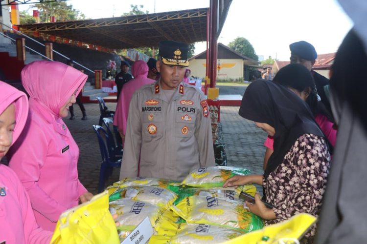 Kapolda Bengkulu Irjen Pol. Mardiyono meninjau pelaksanaan Gerakan Pangan Murah yang digelar Satbrimob Polda Bengkulu di Kota Bengkulu, Jumat (5/9/2025). (Dok. Yola)