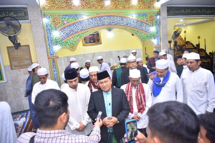Wali Kota Jambi, dr. H. Maulana, saat memberi keterangan usai menghadiri peringatan Maulid Nabi Muhammad SAW 1447 H di Masjid Raya Magatsari Pasar Jambi, Kamis (4/9/2025) malam. (Dok. Stepanus)