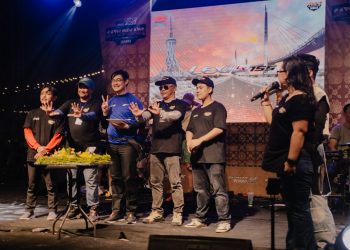 Perayaan Satu Dekade MAXi Yamaha Day 2025 di Kota Jambi berlangsung meriah, ditandai dengan pemotongan tumpeng bersama komunitas dan perwakilan Yamaha. (Dok. Stepanus)