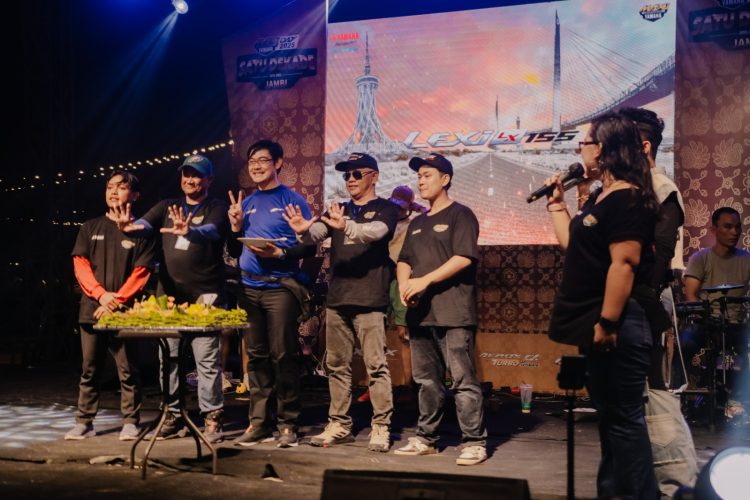 Perayaan Satu Dekade MAXi Yamaha Day 2025 di Kota Jambi berlangsung meriah, ditandai dengan pemotongan tumpeng bersama komunitas dan perwakilan Yamaha. (Dok. Stepanus)