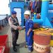 Personel Ditpolairud Polda Bengkulu berbincang dengan ABK tug boat saat patroli di perairan Muara Dua, Sabtu (6/9/2025). (Dok. Yola)