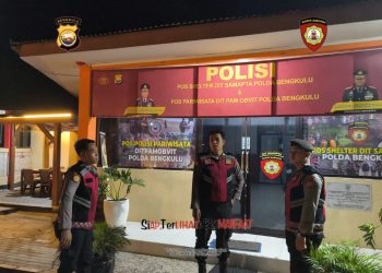Personel Ditsamapta Polda Bengkulu berjaga di Pos Shelter Pantai Panjang, yang beroperasi 24 jam untuk menjaga keamanan dan kenyamanan masyarakat serta wisatawan. (Dok. Yola)