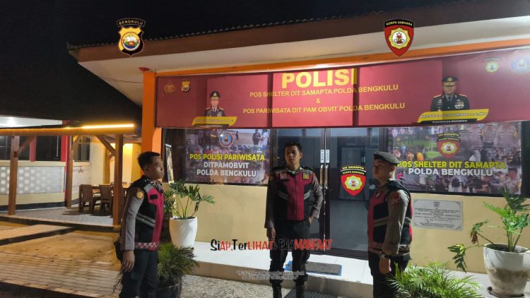 Personel Ditsamapta Polda Bengkulu berjaga di Pos Shelter Pantai Panjang, yang beroperasi 24 jam untuk menjaga keamanan dan kenyamanan masyarakat serta wisatawan. (Dok. Yola)