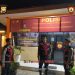 Personel Ditsamapta Polda Bengkulu berjaga di Pos Shelter Pantai Panjang, yang beroperasi 24 jam untuk menjaga keamanan dan kenyamanan masyarakat serta wisatawan. (Dok. Yola)