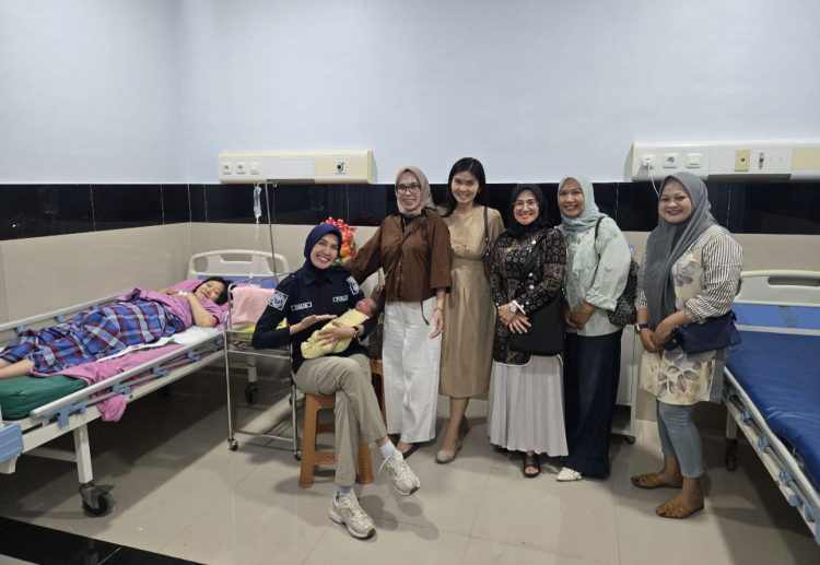Pengurus Ranting Bhayangkari Polairud Polda Jambi menjenguk Ny. Febby Rahmat, istri Brigpol Rahmat, yang baru saja melahirkan di RS Bhayangkara Polda Jambi, Kamis (4/9/2025). (Dok. Humas)