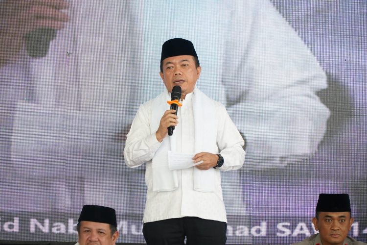Gubernur Jambi Al Haris menyampaikan sambutan dalam peringatan Maulid Nabi Muhammad SAW di Ponpes Kumpeh Daaru At-Tauhid, Muaro Jambi, Sabtu (6/9/2025). (Dok. Daus)