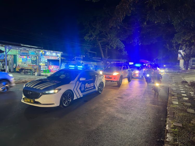 Sejumlah kendaraan patroli Polda Bengkulu bersama TNI dan stakeholder menyusuri jalan protokol Kota Bengkulu pada Sabtu malam (6/9/2025). Patroli skala besar ini digelar untuk menjaga situasi tetap aman dan kondusif. (Dok. Polda Bengkulu)