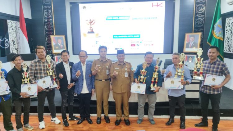 Wali Kota Jambi dr. H. Maulana, M.K.M. berfoto bersama pemenang Lomba Karya Jurnalistik dan Foto PWI Kota Jambi 2025 usai penyerahan piala dan piagam penghargaan di Aula Bappeda Kota Jambi. (Dok. Daus)