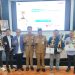 Wali Kota Jambi dr. H. Maulana, M.K.M. berfoto bersama pemenang Lomba Karya Jurnalistik dan Foto PWI Kota Jambi 2025 usai penyerahan piala dan piagam penghargaan di Aula Bappeda Kota Jambi. (Dok. Daus)