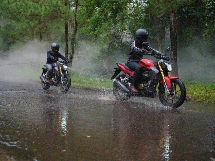 Ilustasri Pengendara sepeda motor melintas di jalanan yang tergenang air saat hujan deras (Dok. Sinsen)