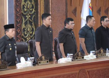 Gubernur Jambi Al Haris bersama pimpinan DPRD Provinsi Jambi saat mengikuti Rapat Paripurna dengan agenda penyampaian pandangan umum fraksi terkait Rancangan Perubahan APBD Tahun Anggaran 2025, Senin (8/9/2025). (Dok. Daus)