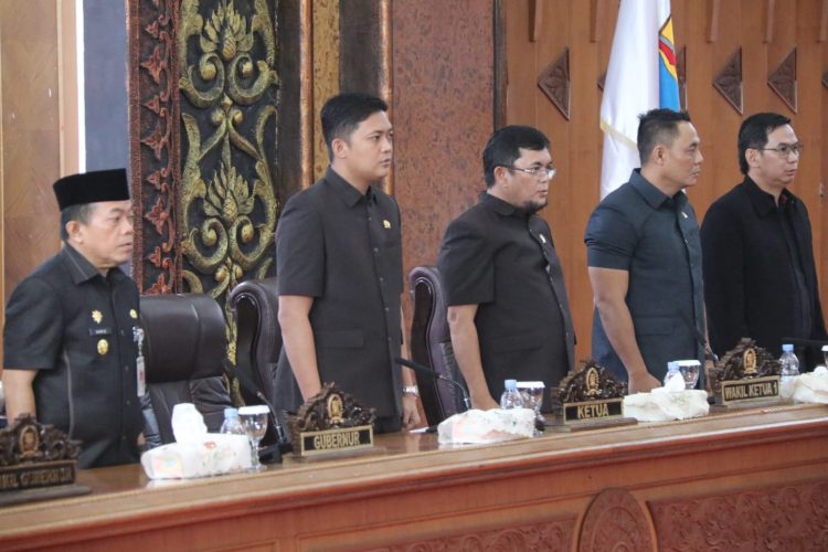 Gubernur Jambi Al Haris bersama pimpinan DPRD Provinsi Jambi saat mengikuti Rapat Paripurna dengan agenda penyampaian pandangan umum fraksi terkait Rancangan Perubahan APBD Tahun Anggaran 2025, Senin (8/9/2025). (Dok. Daus)