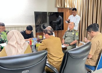 Pj Sekda Provinsi Bengkulu, Herwan Antoni, memimpin rapat persiapan penyambutan kunjungan kerja Wamen Transmigrasi dan Pangdam XXI/Radin Inten di Kantor Gubernur Bengkulu, Senin (8/9/2025). (Dok. Yola)