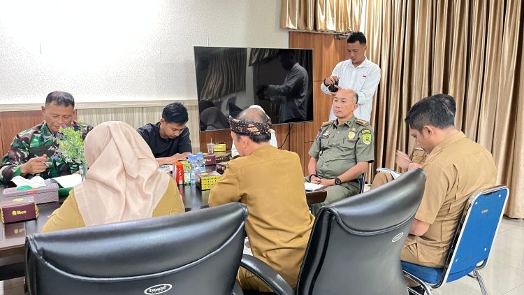 Pj Sekda Provinsi Bengkulu, Herwan Antoni, memimpin rapat persiapan penyambutan kunjungan kerja Wamen Transmigrasi dan Pangdam XXI/Radin Inten di Kantor Gubernur Bengkulu, Senin (8/9/2025). (Dok. Yola)