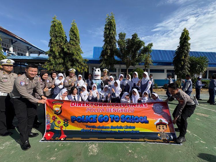 Personel Ditlantas Polda Bengkulu bersama siswa SMPN 4 Kota Bengkulu dalam kegiatan Police Go To School yang memberikan edukasi tertib berlalu lintas, Senin (8/9/2025). (Dok. Yola)
