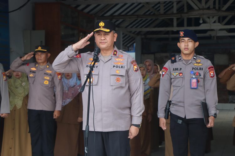 Wakapolda Bengkulu Brigjen Pol Dicky Sondani memimpin upacara bendera di SMP Negeri 4 Kota Bengkulu, Senin (8/9/2025), (Dok. Yola)