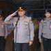 Wakapolda Bengkulu Brigjen Pol Dicky Sondani memimpin upacara bendera di SMP Negeri 4 Kota Bengkulu, Senin (8/9/2025), (Dok. Yola)