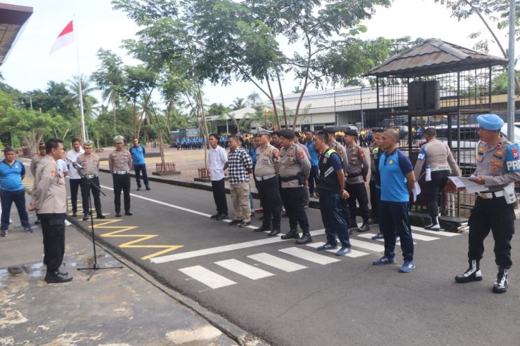Karo Ops Polda Bengkulu Kombes Pol Ponjto Soediantoko memberikan arahan kepada personel saat apel kesiapan menyambut kunjungan kerja Wakil Menteri Transmigrasi di Lapangan Anton Soejarwo, Selasa (9/9/2025).(Dok. Yol)
