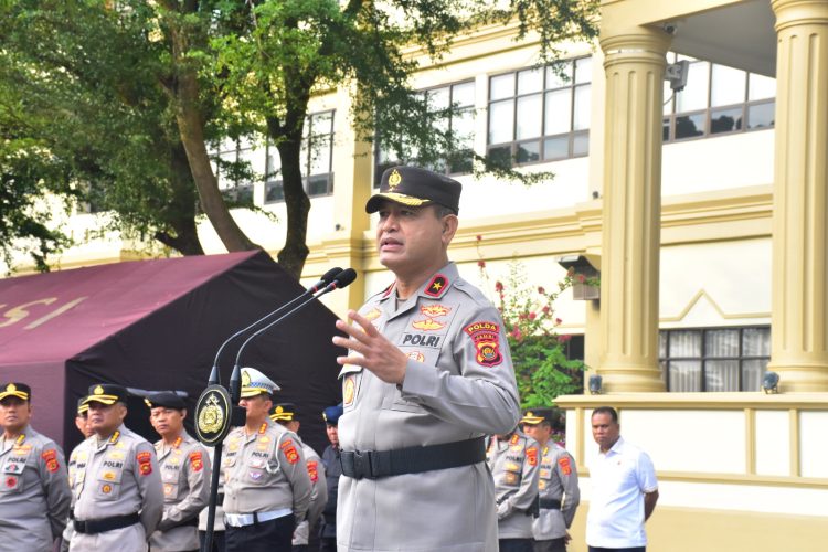 Wakapolda Jambi Brigjen Pol M. Mustaqim memimpin upacara peringatan Hari Olahraga Nasional ke-42 di Lapangan Hitam Mapolda Jambi, Selasa (9/9/2025). (Dok. Nahar)