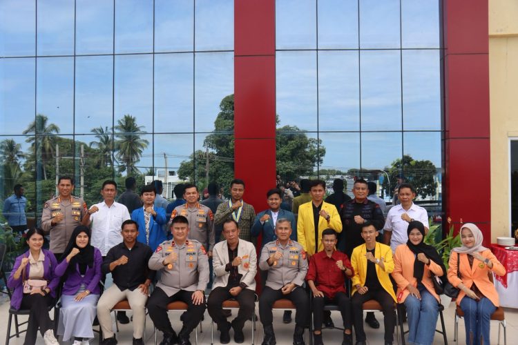 Kapolda Bengkulu Irjen Pol Mardiyono bersama jajaran dan perwakilan mahasiswa berfoto bersama usai kegiatan ramah tamah bertema “Komitmen Aspirasi Damai” di Gedung Tribrata Polda Bengkulu, Senin (9/9/2025). (Dok. Yola)