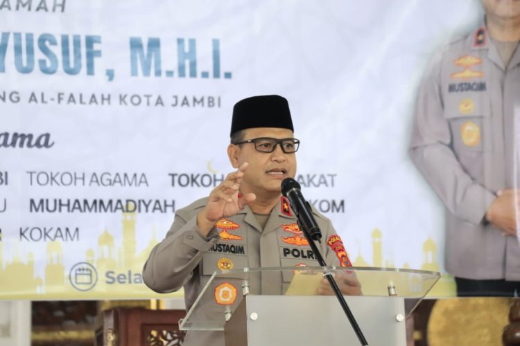Wakapolda Jambi Brigjen Pol M. Mustaqim menyampaikan sambutan pada peringatan Maulid Nabi Muhammad SAW 1447 H/2025 M di Masjid Agung Al-Falah Kota Jambi, Selasa (9/9/2025). (Dok. Nahar)