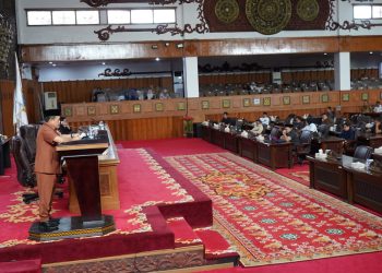 Gubernur Jambi Al Haris menyampaikan jawaban pemerintah atas pandangan fraksi-fraksi DPRD terkait Rancangan Perubahan APBD Provinsi Jambi Tahun Anggaran 2025 dalam rapat paripurna di Gedung DPRD Provinsi Jambi, Selasa (9/9/2025). (Dok. Stepanus)