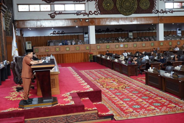 Gubernur Jambi Al Haris menyampaikan jawaban pemerintah atas pandangan fraksi-fraksi DPRD terkait Rancangan Perubahan APBD Provinsi Jambi Tahun Anggaran 2025 dalam rapat paripurna di Gedung DPRD Provinsi Jambi, Selasa (9/9/2025). (Dok. Stepanus)