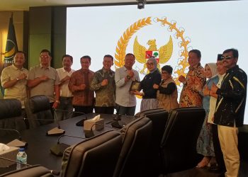 Pimpinan dan anggota DPRD Provinsi Bengkulu berfoto bersama usai menyerahkan dokumen tuntutan aksi 2 September kepada DPR RI di Senayan, Jakarta, Selasa (9/9/2025). (Dok. Humas)