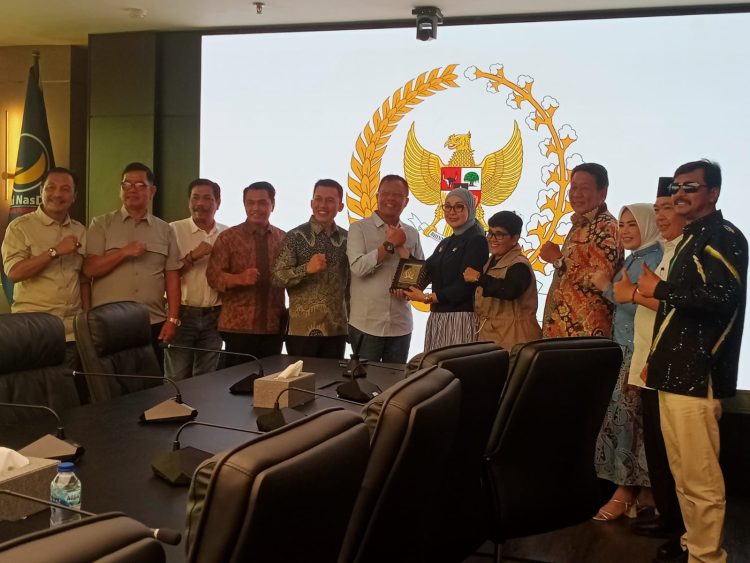 Pimpinan dan anggota DPRD Provinsi Bengkulu berfoto bersama usai menyerahkan dokumen tuntutan aksi 2 September kepada DPR RI di Senayan, Jakarta, Selasa (9/9/2025). (Dok. Humas)
