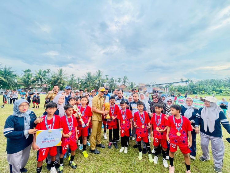 Tim U-12 Jaluko menerima trofi juara usai menundukkan Bahar Selatan 1-0 di final Piala Bupati Muaro Jambi 2025. (Dok. Stepanus)