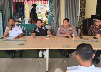 Kasat Lantas Polresta Jambi AKP Hadi Siswanto (kedua dari kanan) bersama pejabat terkait saat kegiatan “Satlantas Menyapa” di Terminal Tipe A Alam Barajo, Kota Jambi, Selasa (9/9/2025). (Dok. nahar)
