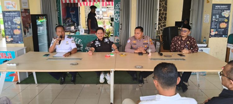Kasat Lantas Polresta Jambi AKP Hadi Siswanto (kedua dari kanan) bersama pejabat terkait saat kegiatan “Satlantas Menyapa” di Terminal Tipe A Alam Barajo, Kota Jambi, Selasa (9/9/2025). (Dok. nahar)